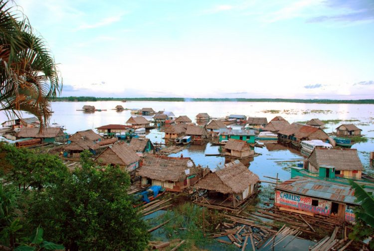 Village flottant dans les environs d'Iquitos // Tous droits réservés @Argentina Excepción