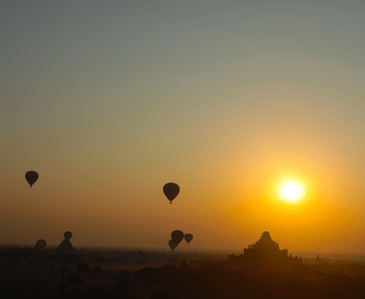 Lever de soleil sur la région de Bagan en Birmanie