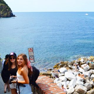 📍Riomaggiore, Cinque Terre, Italy 🇮🇹 No doubt that travelling with your best friends is one of the best feeling in the world. 👩🏽👱🏻‍♀️💁🏼‍♀️🌺
.
.
.
.
#travel #girlsthatwander #gltlove #girlslovetravel #girlslovetravelling #girlsaroundtheworld #girlaroundworld #teamtravelers #thetravellerspage #backpacking #view #sunset #italia #cinqueterre #womantravel #womantraveler #damestravel #traveling #travelingwithfriends #girls #thetravellingnomads #influencedot #cinqueterre #friendstrip