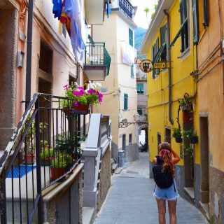 📍Vernazza, Cinque Terre, Italie 🇮🇹 Vernazza is like the Italian fishing village of one’s dreams, while its colourful houses are huddled around a picturesque harbour. Its little tiny streets are typical with their pastel-colored facades.
.
.
.
.
#travel #girlsthatwander #gltlove #girlslovetravel #girlslovetravelling #girlsaroundtheworld #girlaroundworld #teamtravelers #thetravellerspage #backpacking #view #sunset #italia #cinqueterre #womantravel #womantraveler #damestravel #thetravellingnomads #influencedot #cinqueterre